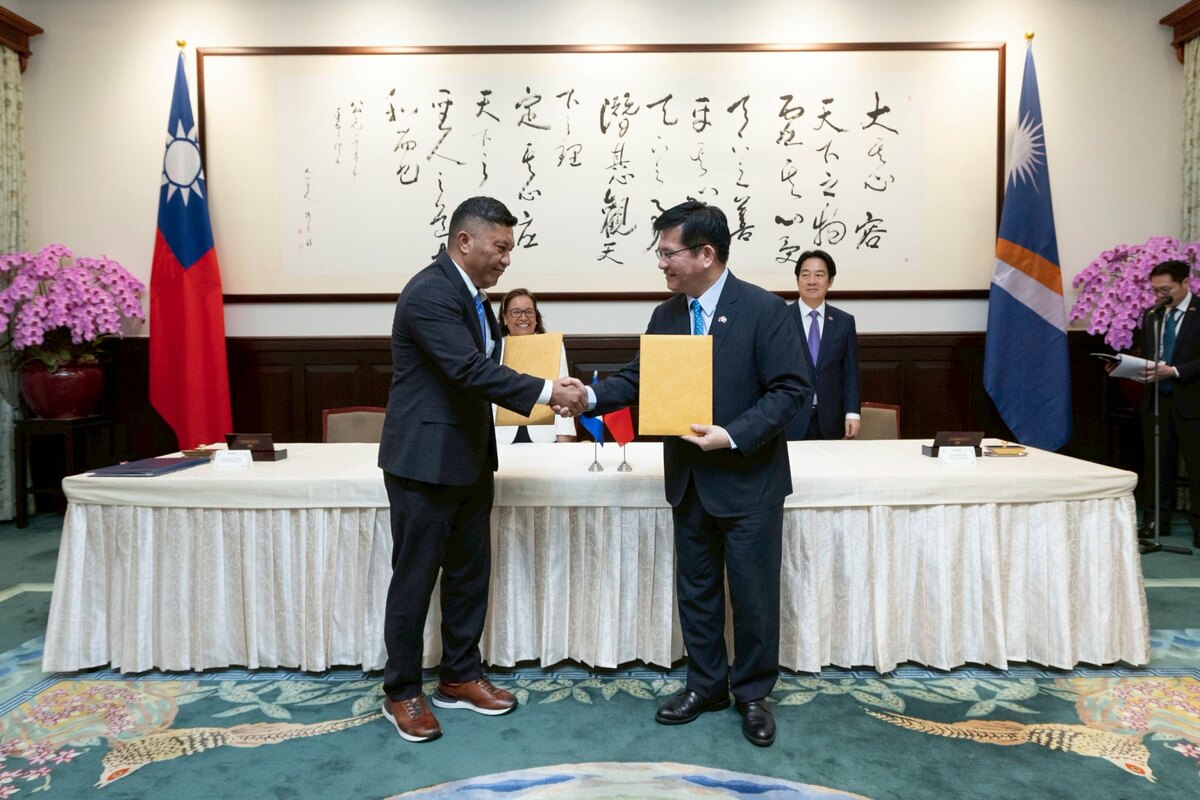  賴清德與海妮見證兩國簽署體育交流合作意向書及獎助學金基金備忘錄。 圖：總統府提供 