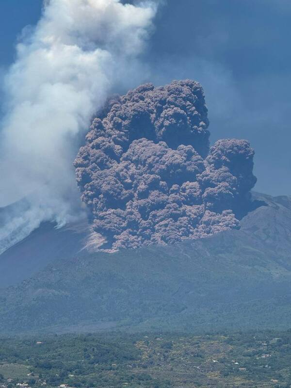  義大利西西里島上的活火山「艾特納火山」（Mount Etna）在昨（2）日突然劇烈噴發。 圖：翻攝自 X 