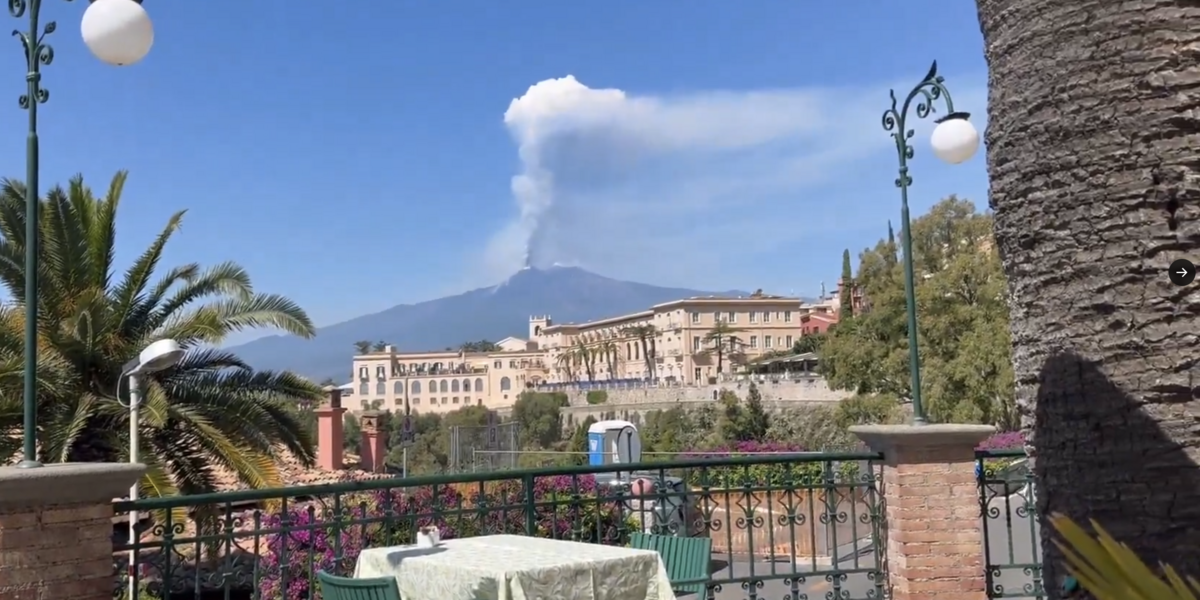  義大利西西里島上的活火山「艾特納火山」（Mount Etna）在昨（2）日突然劇烈噴發。 圖：翻攝自 X 