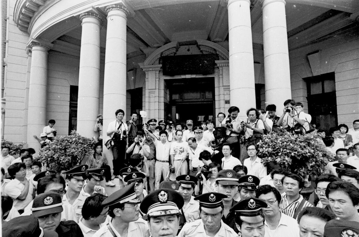  1988.8.9到監察院抗議焚毀雷震回憶錄。 圖：邱萬興提供 