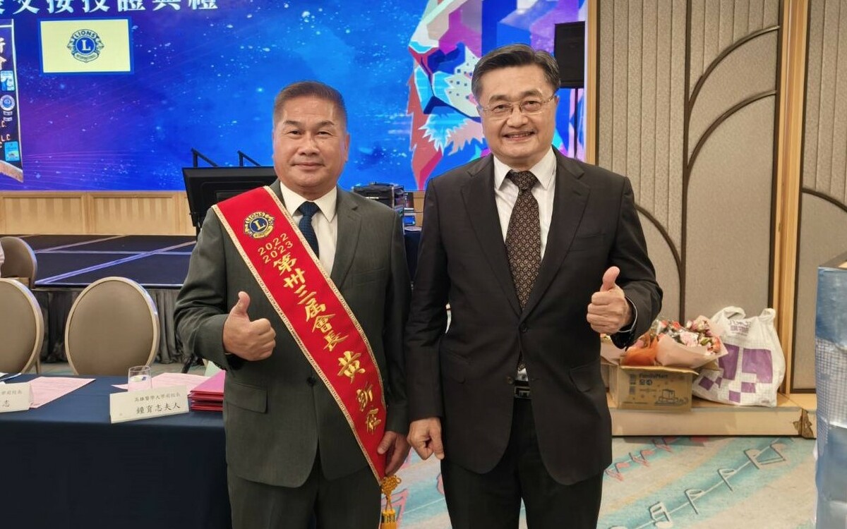 鍾育志(右)感謝新揚發冷凍設備有限公司董事長黃新發(左)捐贈10萬元善款。   圖：高雄市日新獅子會/提供