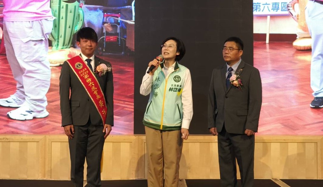 立委林岱樺(中)到場勉勵卸任會長王忠濱(右)及新任會長黃淳彥(左)。   圖：高雄市日新獅子會/提供