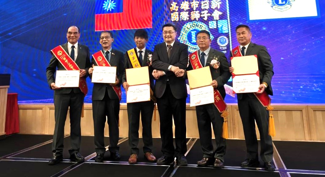 鍾育志(右三)感謝高雄市日新獅子會23屆會長陳展宗(左一)、第20屆會長王進勝(左二)、第36屆新任會長黃淳彥(左三)、第35屆會長王忠濱(右二)、第33屆會長黃新發(右三)捐贈善款。   圖：高雄市日新獅子會/提供