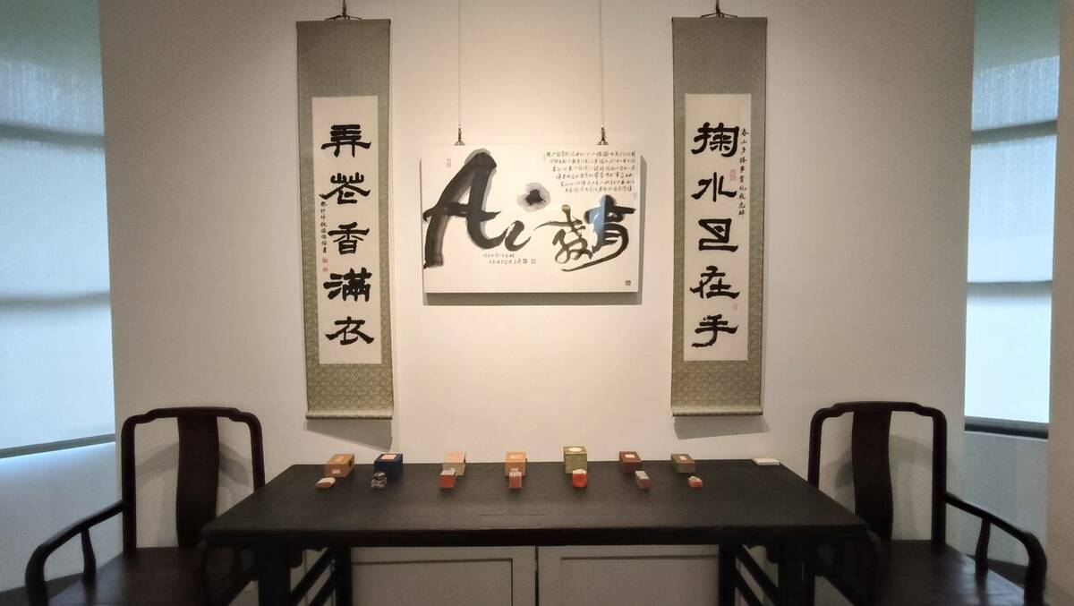 屏師校友自6/5至6/26在明宗書法藝術館舉辦聯展，參展者皆累積數十年之書寫功力，揚名於書法界，此次展覽內容多以彰顯屏師精神及屏東在地文化為主，展品多元而各見風貌，精彩可期。   圖：黃博郎／攝