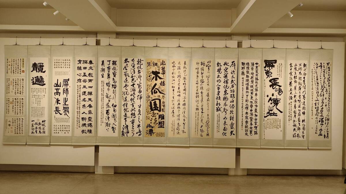 屏師校友自6/5至6/26在明宗書法藝術館舉辦聯展，參展者皆累積數十年之書寫功力，揚名於書法界，此次展覽內容多以彰顯屏師精神及屏東在地文化為主，展品多元而各見風貌，精彩可期。   圖：黃博郎／攝