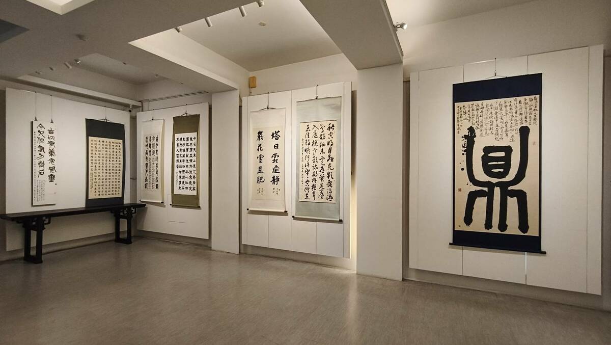 屏師校友自6/5至6/26在明宗書法藝術館舉辦聯展，參展者皆累積數十年之書寫功力，揚名於書法界，此次展覽內容多以彰顯屏師精神及屏東在地文化為主，展品多元而各見風貌，精彩可期。   圖：黃博郎／攝