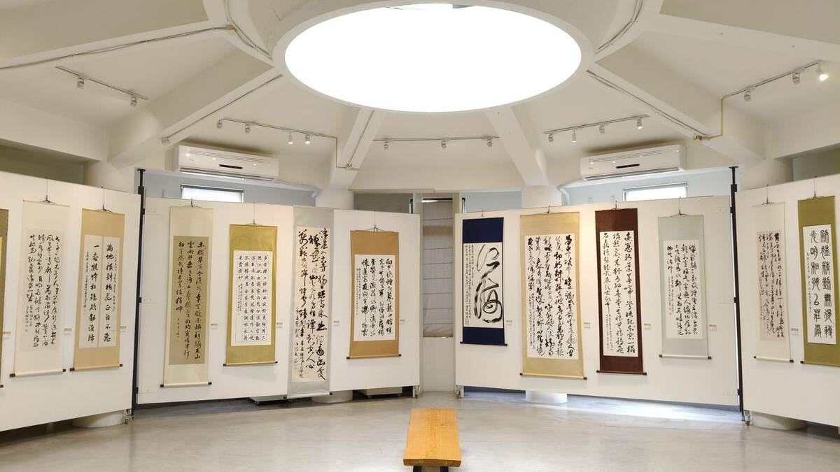 屏師校友自6/5至6/26在明宗書法藝術館舉辦聯展，參展者皆累積數十年之書寫功力，揚名於書法界，此次展覽內容多以彰顯屏師精神及屏東在地文化為主，展品多元而各見風貌，精彩可期。   圖：黃博郎／攝