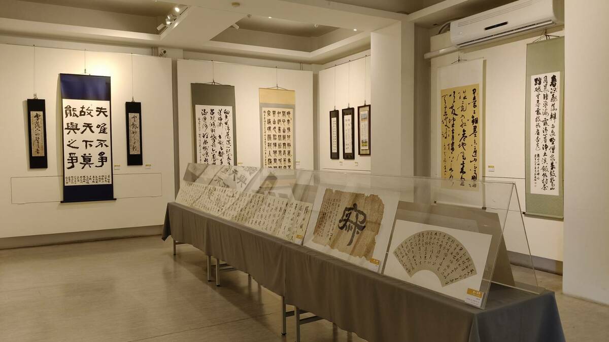 屏師校友自6/5至6/26在明宗書法藝術館舉辦聯展，參展者皆累積數十年之書寫功力，揚名於書法界，此次展覽內容多以彰顯屏師精神及屏東在地文化為主，展品多元而各見風貌，精彩可期。   圖：黃博郎／攝