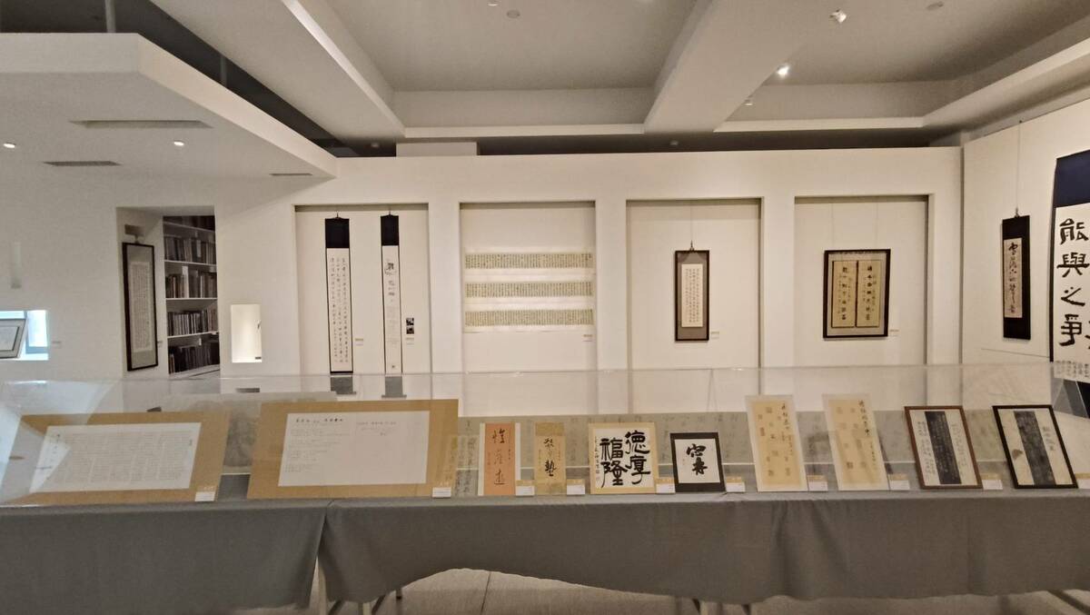 屏師校友自6/5至6/26在明宗書法藝術館舉辦聯展，參展者皆累積數十年之書寫功力，揚名於書法界，此次展覽內容多以彰顯屏師精神及屏東在地文化為主，展品多元而各見風貌，精彩可期。   圖：黃博郎／攝