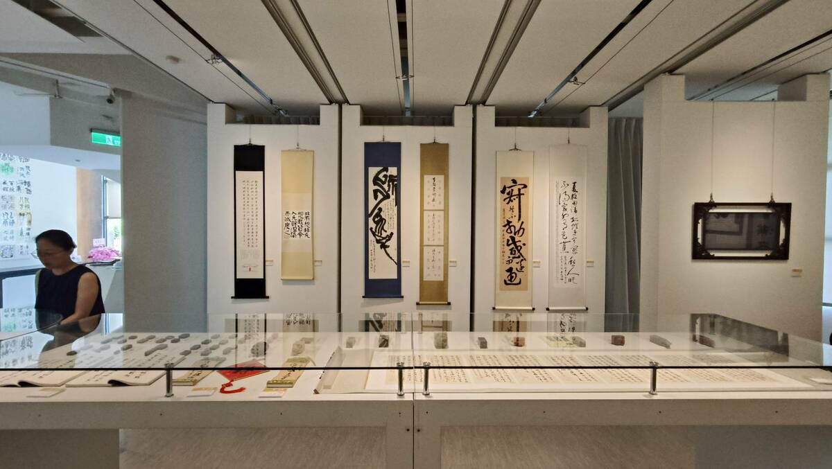 屏師校友自6/5至6/26在明宗書法藝術館舉辦聯展，參展者皆累積數十年之書寫功力，揚名於書法界，此次展覽內容多以彰顯屏師精神及屏東在地文化為主，展品多元而各見風貌，精彩可期。   圖：黃博郎／攝