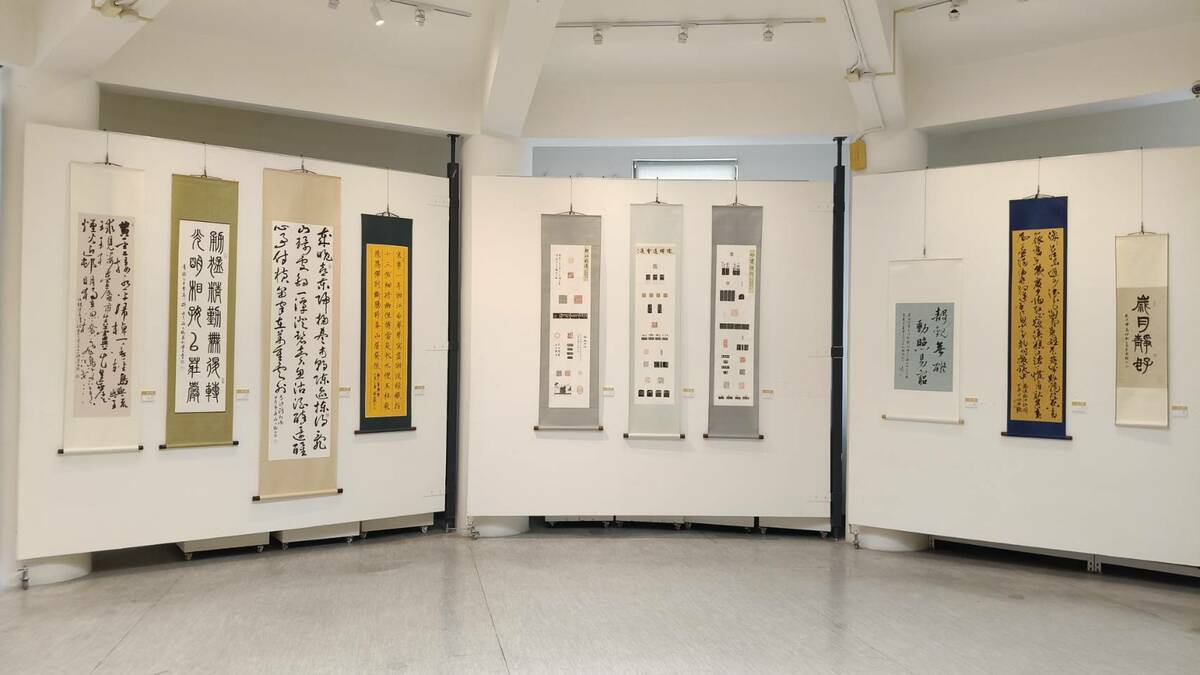 屏師校友自6/5至6/26在明宗書法藝術館舉辦聯展，參展者皆累積數十年之書寫功力，揚名於書法界，此次展覽內容多以彰顯屏師精神及屏東在地文化為主，展品多元而各見風貌，精彩可期。   圖：黃博郎／攝