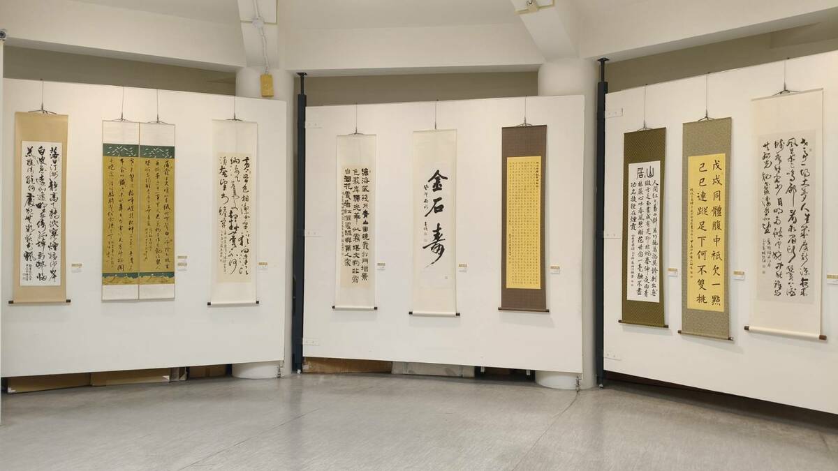 屏師校友自6/5至6/26在明宗書法藝術館舉辦聯展，參展者皆累積數十年之書寫功力，揚名於書法界，此次展覽內容多以彰顯屏師精神及屏東在地文化為主，展品多元而各見風貌，精彩可期。   圖：黃博郎／攝