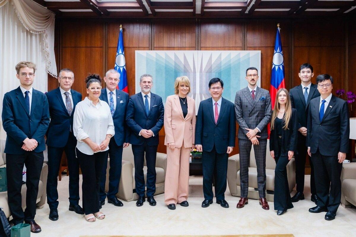 林佳龍與波蘭羅茲市市長茲丹諾夫斯卡（Hanna_Zdanowska，左六）訪問團合影   圖：外交部提供
