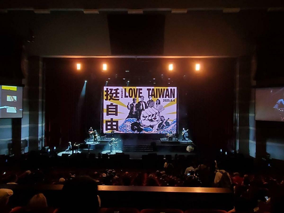 印太戰略智庫執行長矢板明夫為了紀念六四36週年，以及捍衛自由與台灣主體性，4日晚間在台北國際會議中心舉辦「挺自由愛台灣」公益音樂會。   圖：史書華提供