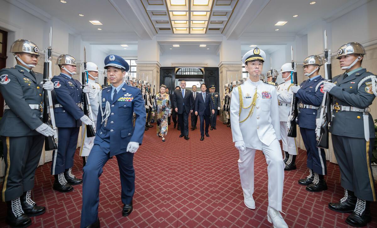  賴清德主持軍禮歡迎瓜地馬拉共和國總統阿雷瓦洛（Bernardo Arévalo）伉儷。 圖：總統府提供 