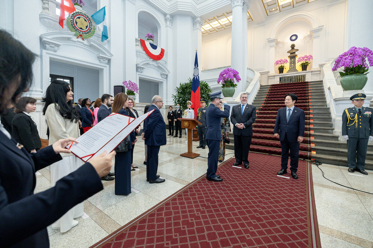 賴清德主持軍禮歡迎瓜地馬拉共和國總統阿雷瓦洛（Bernardo Arévalo）伉儷。   圖：總統府提供