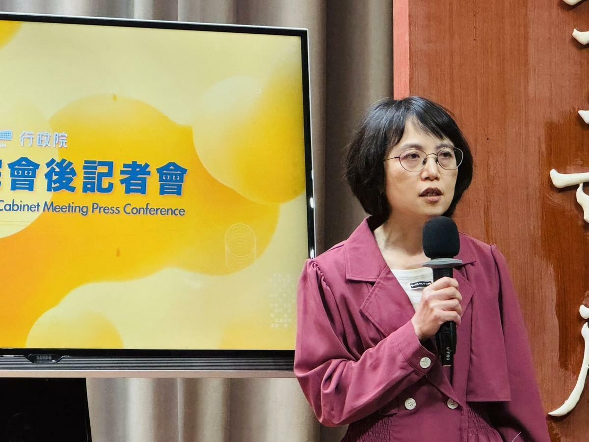  人事總處培訓考用處長李花書指出，「涉及國家安全或重大利益公務人員特殊查核辦法」修正昨（4日）發布將會在明（6日）生效，特殊查核的啟動會在生效後陸續進行。 圖：謝莉慧/攝 