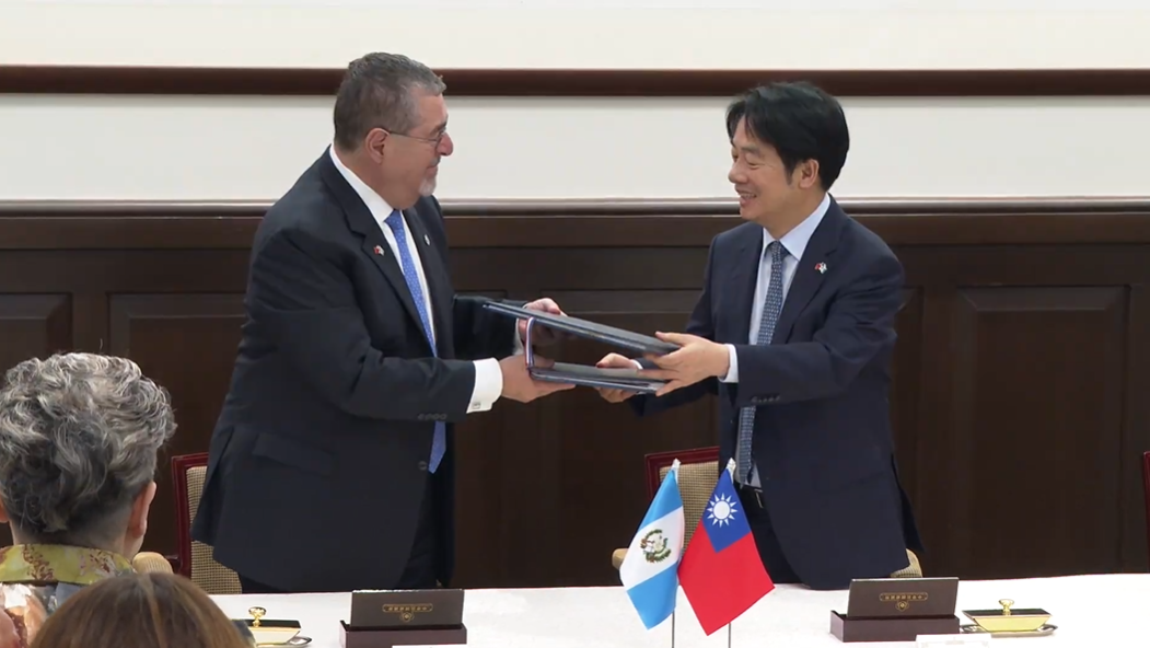  賴清德、阿雷瓦洛共同簽署「半導體合作意向書」。 圖：總統府提供 