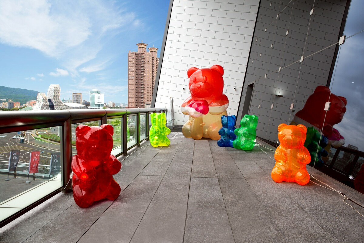 大型彩色小熊軟糖裝置佇立在高雄港旅運中心戶外景觀台。   圖：承億集團/提供