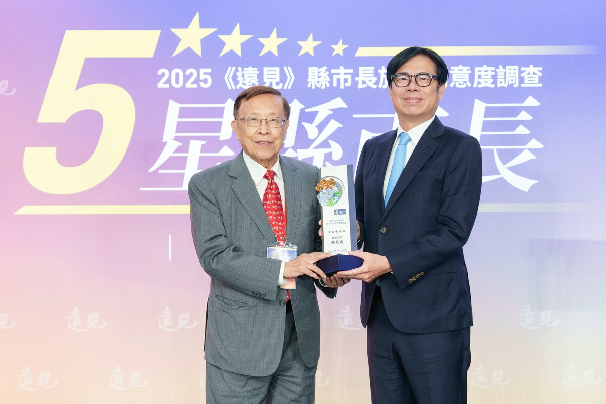 陳其邁(右)從「遠見•天下文化」創辦人高希均(左)手中接下五星市長獎盃。   圖：高雄市政府/提供