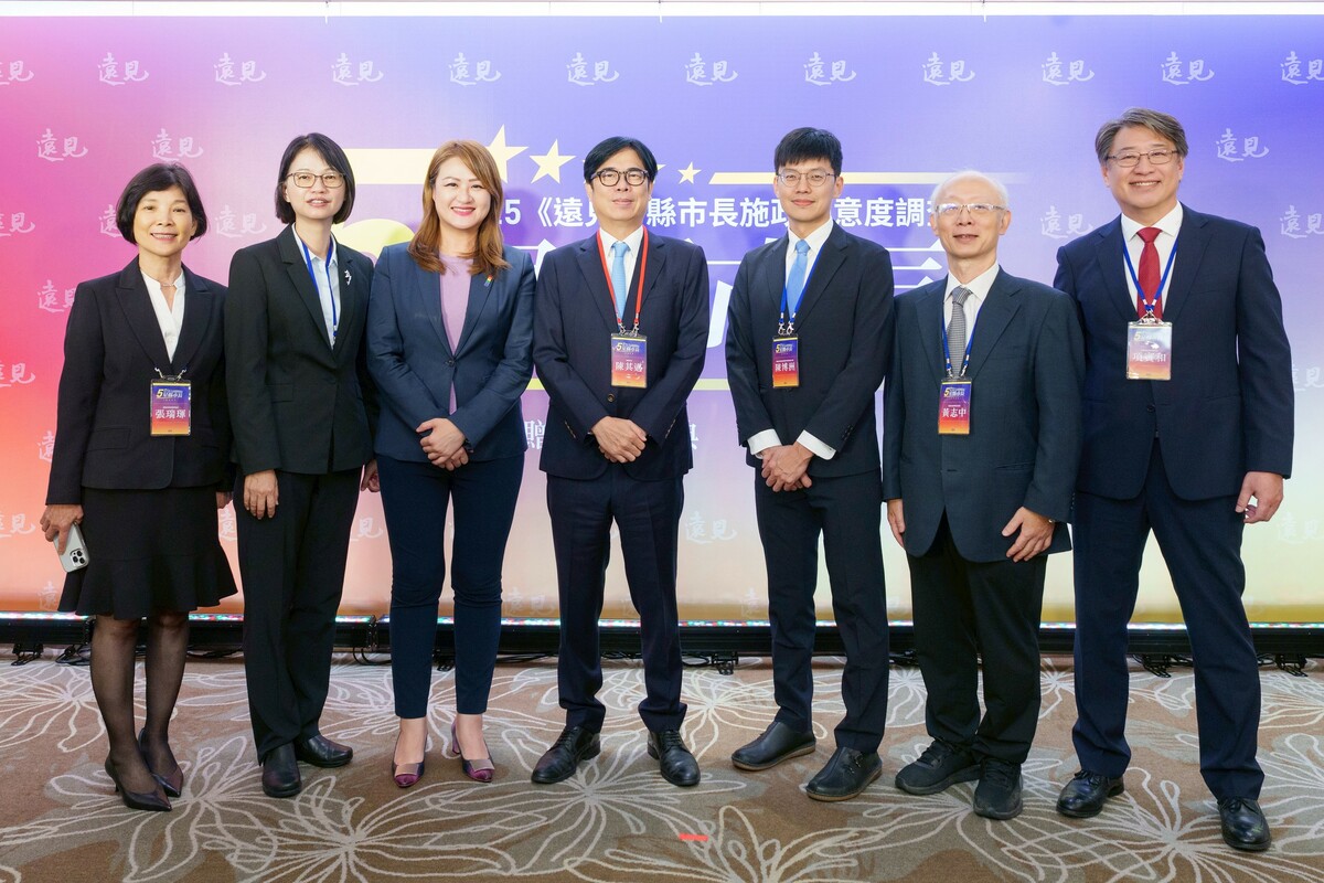 陳其邁(中)將獲獎榮耀歸給高雄市民與市府團隊。   圖：高雄市政府/提供