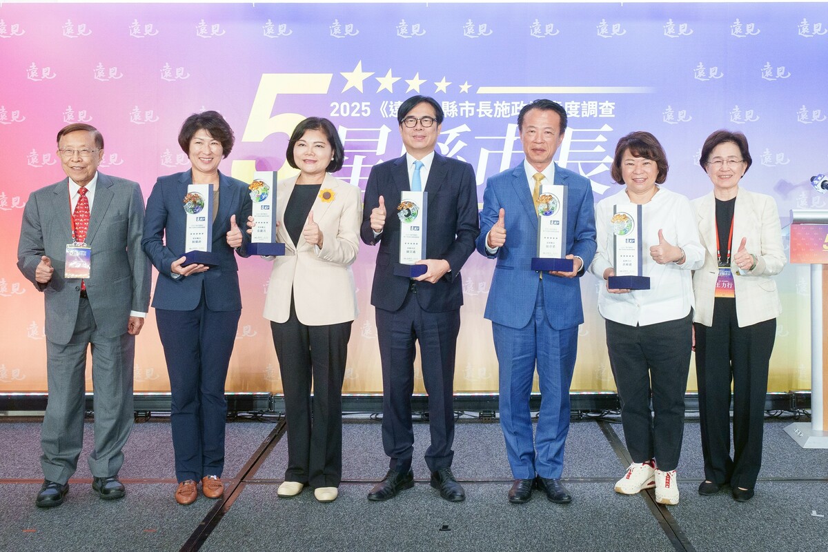 高希均(左一)與陳其邁(中)等獲獎縣市長或代表合影。   圖：高雄市政府/提供