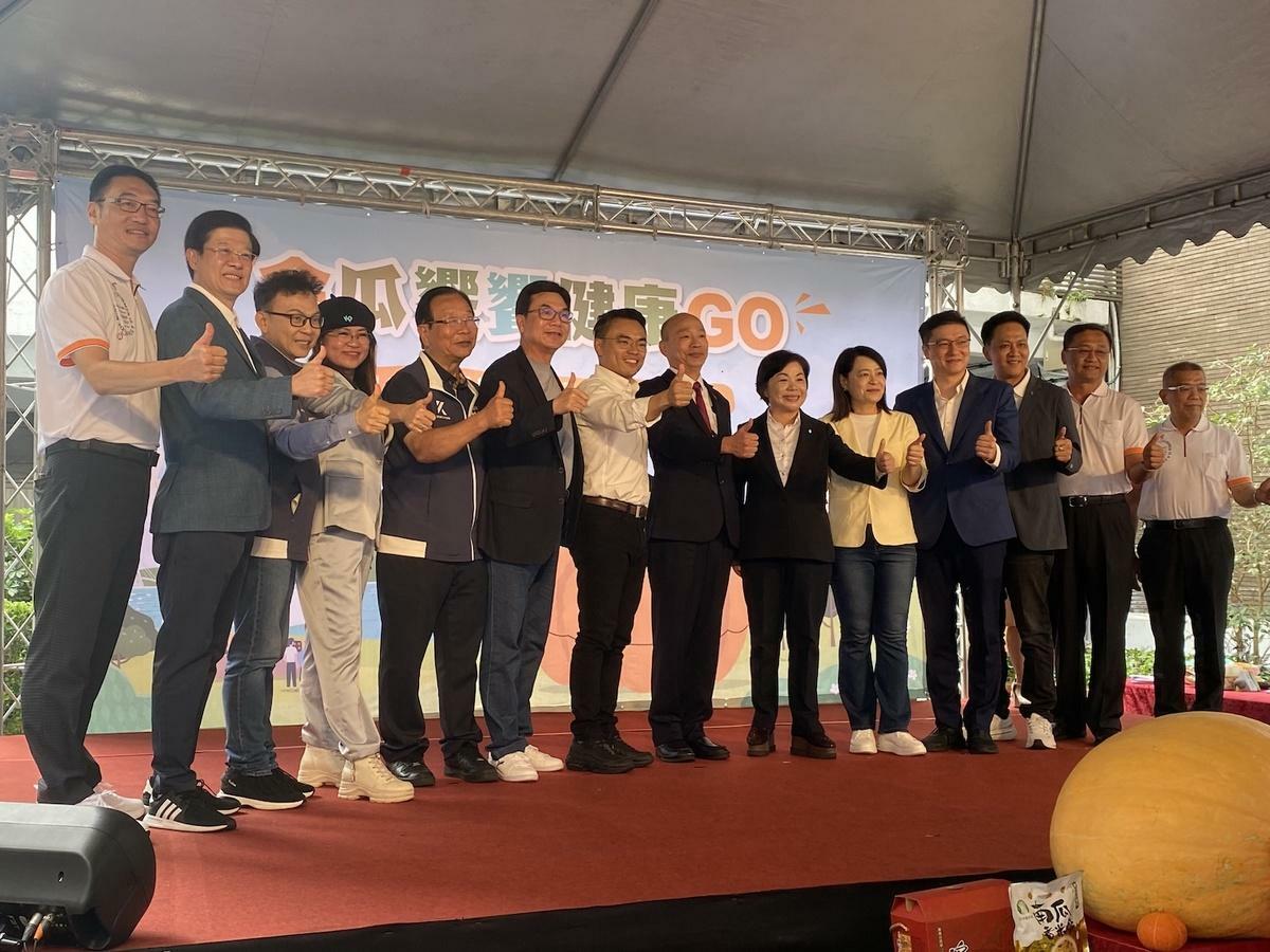 淡水農會在立法院康園餐廳前舉行「金瓜饗饗健康GO-滬尾南瓜好食行銷記者會」。   圖：林朝億/攝