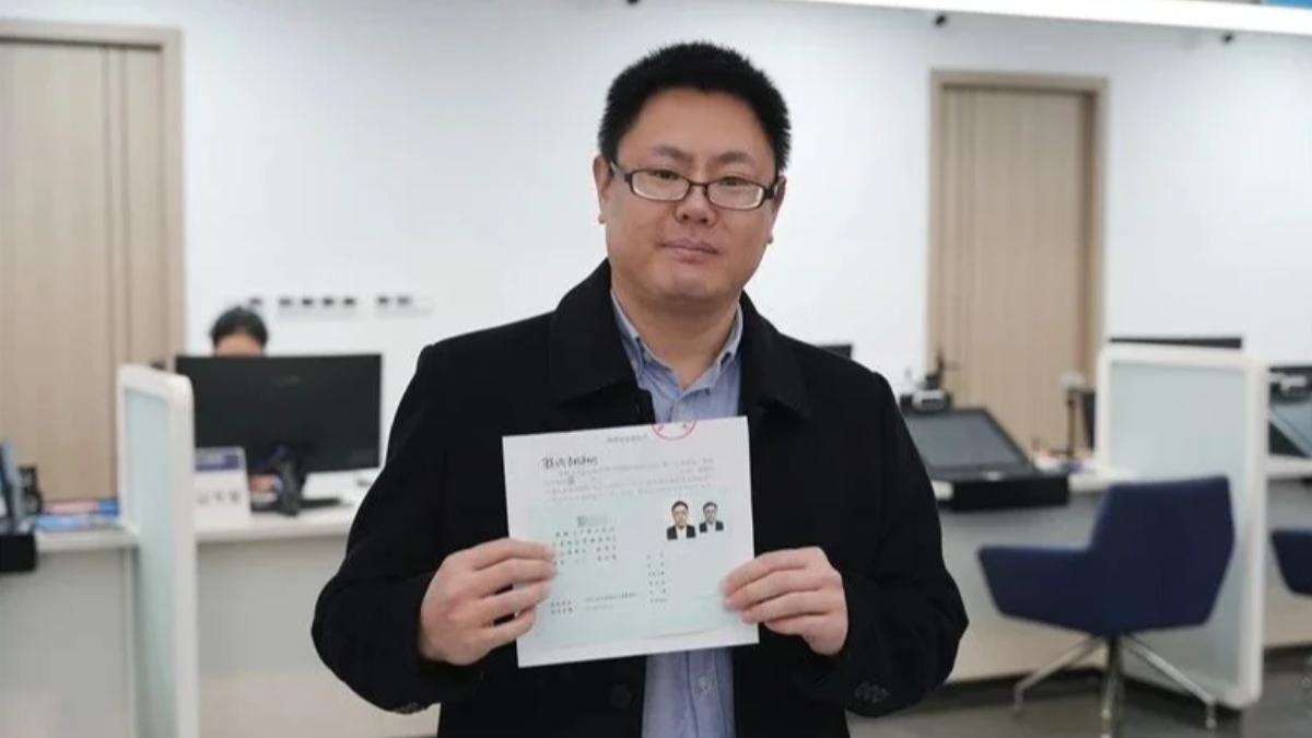 張立齊曾在中國福建任教的台籍教師，因申領中國定居證遭註銷台灣身分，其身分證及護照全作廢。 圖：翻攝自微博（資料照片） 