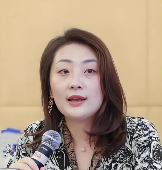 娃哈哈集團現任董事長宗馥莉遭另三位「私生子」要求凍結名下的滙豐銀行帳戶資產，並追討父親宗慶后生前承諾的21億美元。 圖:翻攝自百度 