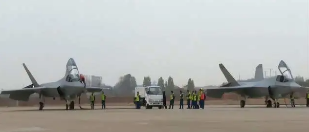 空軍型殲-35（單前輪）與海軍型殲-35（雙前輪）。 圖:翻攝自天眼看亞太