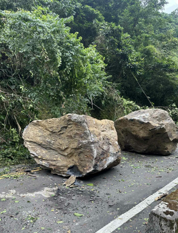 公路局轉報後，警方與公所人員立即趕抵現場處置，並率先搶通單線道。   圖：翻攝自Thread