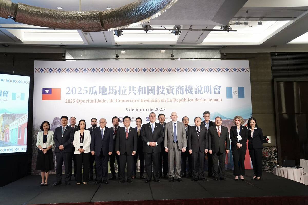  阿雷瓦洛主持「投資商機說明會」，林佳龍、谷立言都現身參與。 圖：翻攝自林佳龍臉書 