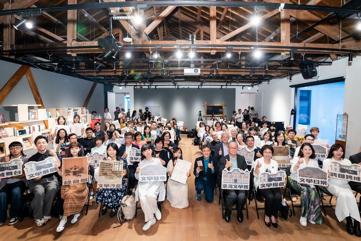 台灣文學糧倉啟用典禮，(前排左起)「新新新文學青年創作實驗計畫」Mojo、重田誠治、李劭婕、張郅忻、文化部李靜慧次長、主持人韓艾婷、譚光磊、文化部長李遠、台灣文學館陳瑩芳館長、立委吳思瑤、吳沛憶。   圖：文化部提供