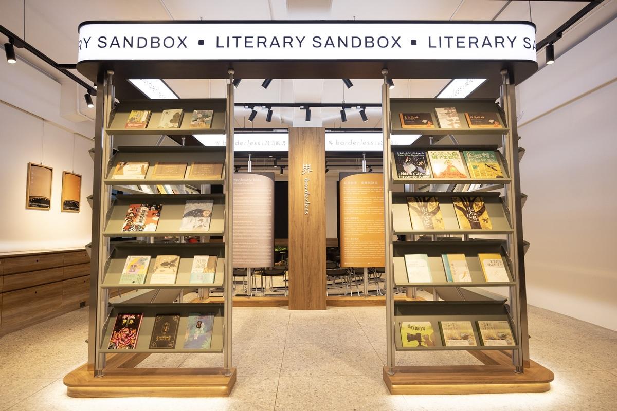 「最美麗的書：台灣與捷克」為台灣文學糧倉「開倉」特展之一，精選台灣與捷克競賽得獎書籍，呈現設計及裝幀美學所展現的創作世界，邀請讀者於翻閱中體驗設計美學勾勒出的創意表現。   圖：文化部提供