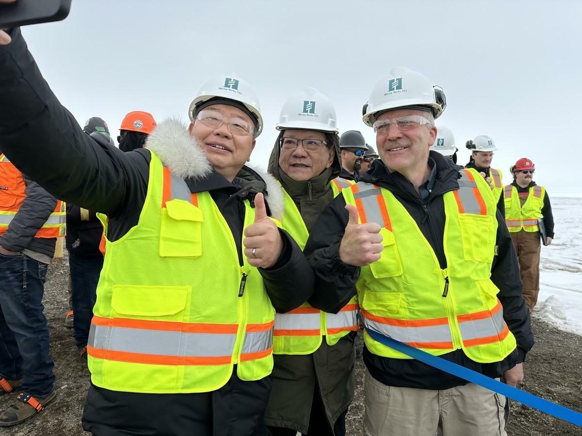  潘孟安實地考察阿拉斯加極地能源基礎建設。 圖：總統府提供 