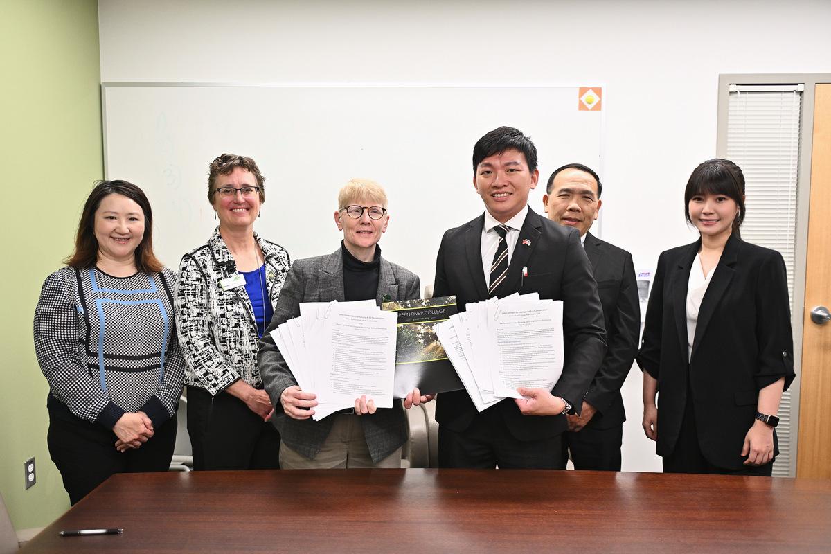 吳立森(右三)代表與美國姐妹市學院簽教育交流意向書 。   圖：高雄市行國處/提供