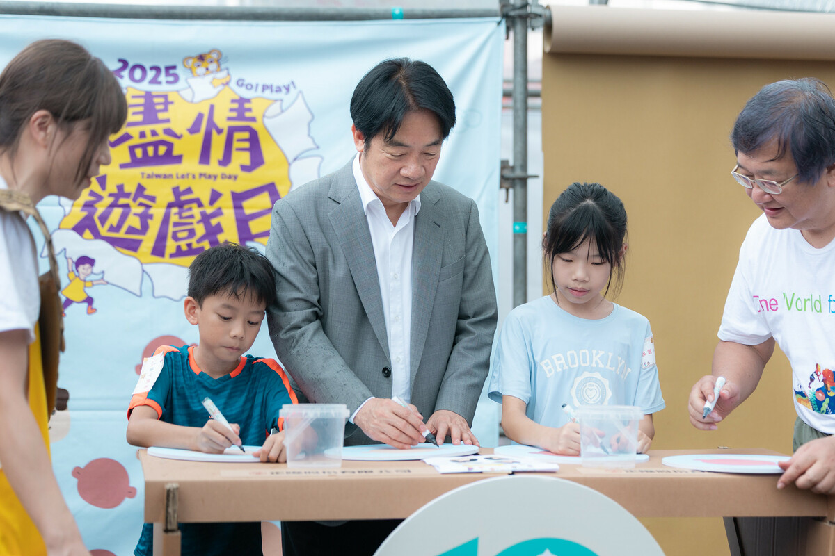  賴清德參加台灣首屆「盡情遊戲日」，並與孩童一起畫畫。 圖：總統府提供 