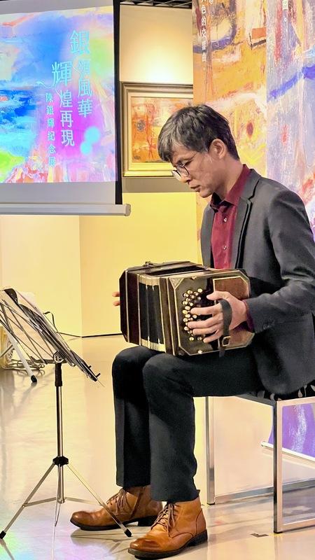 音樂家李承宗以手風琴現場演奏，以聽覺帶領現場觀眾感受藝術。   圖：豐藝館/提供