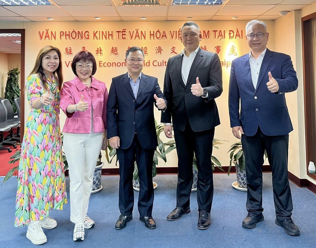 開南大學董事會與學校代表日前拜會越南駐台辦事處。圖右至左為開南大學董事會陳文甲主任秘書、顏志光董事長、潘喬鍾代表、周守民校長、郭怡君國際長。   圖：開南大學提供