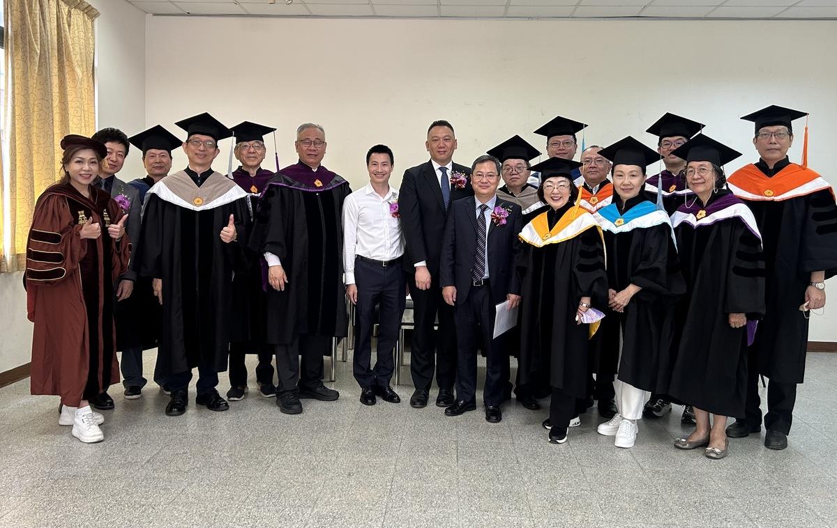 潘喬鍾代表與開南大學董事會與行政學術團隊合影。   圖：開南大學提供