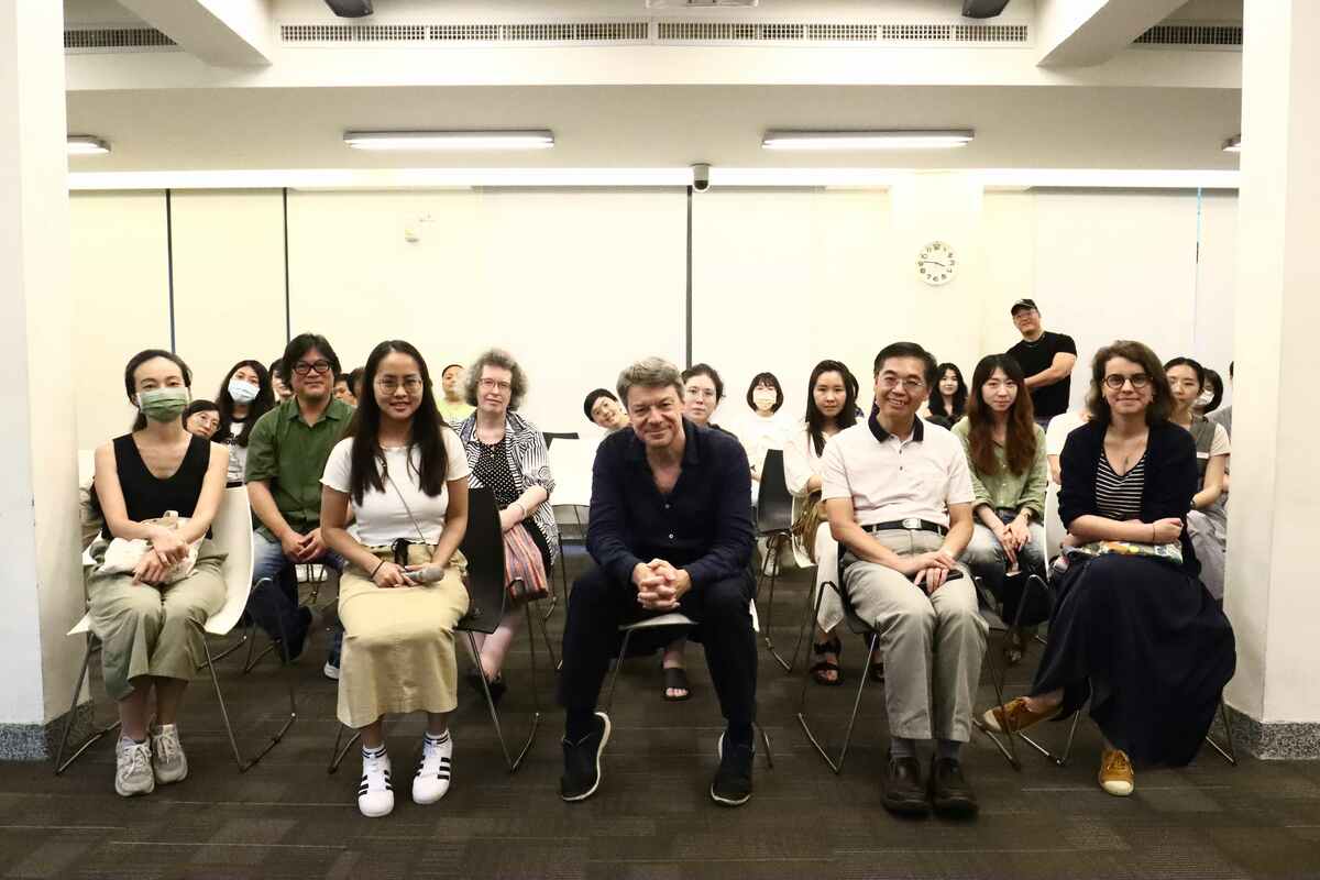 國家人權博物館駐館藝術家勒梅特(圖中)與國家人權博物館館長洪世芳(右2)、法國在台協會代表出版專員柯露斯女士(右1)與現場參與講座者合影。   圖：國家人權博物館提供