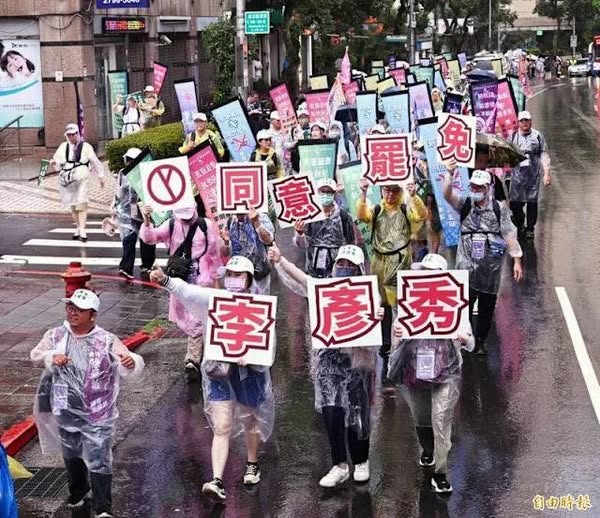 罷免團體「港湖除鏽」於當地時間 7 日發起「除鏽特攻隊」的成立儀式與遊行活動，民進黨內湖區議員也悉數前往現場聲援。曹興誠認為，民進黨議員參與活動的行為，能對參加活動的民眾帶來極大的鼓舞。   圖：翻攝自 曹興誠 八不居士 Facebook 帳號