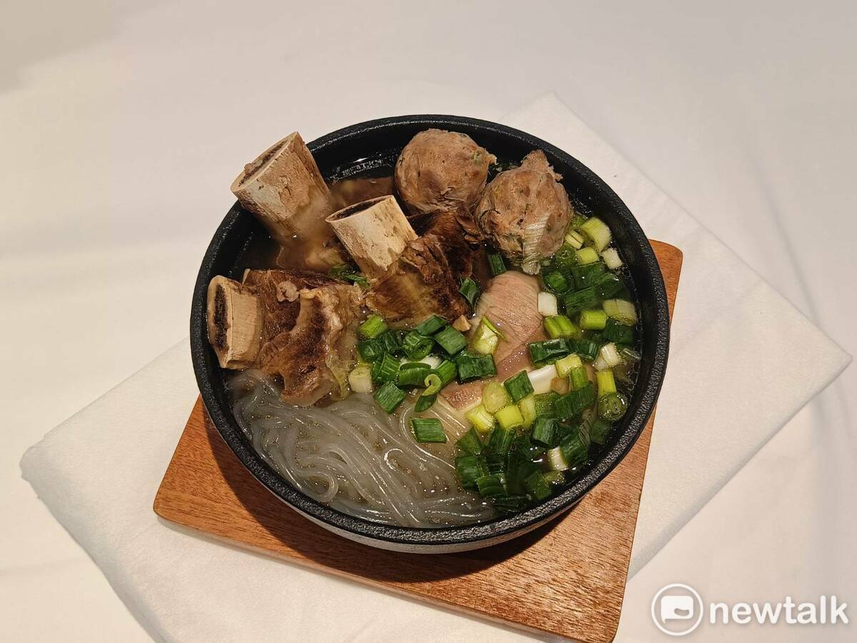 奢華湯品「燉王牛排湯」。   圖：唐復年/攝