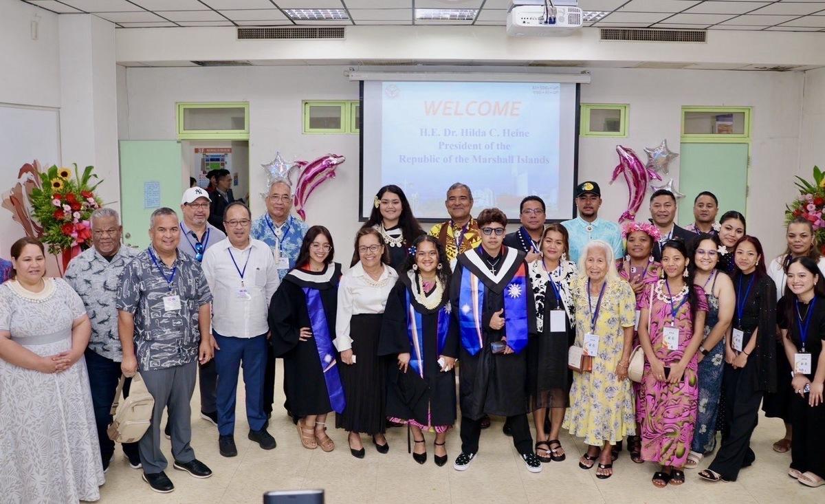 馬紹爾群島共和國總統海妮（Hilda_C._Heine，前排左五）出席馬國留學生畢業典禮。   圖：外交部提供