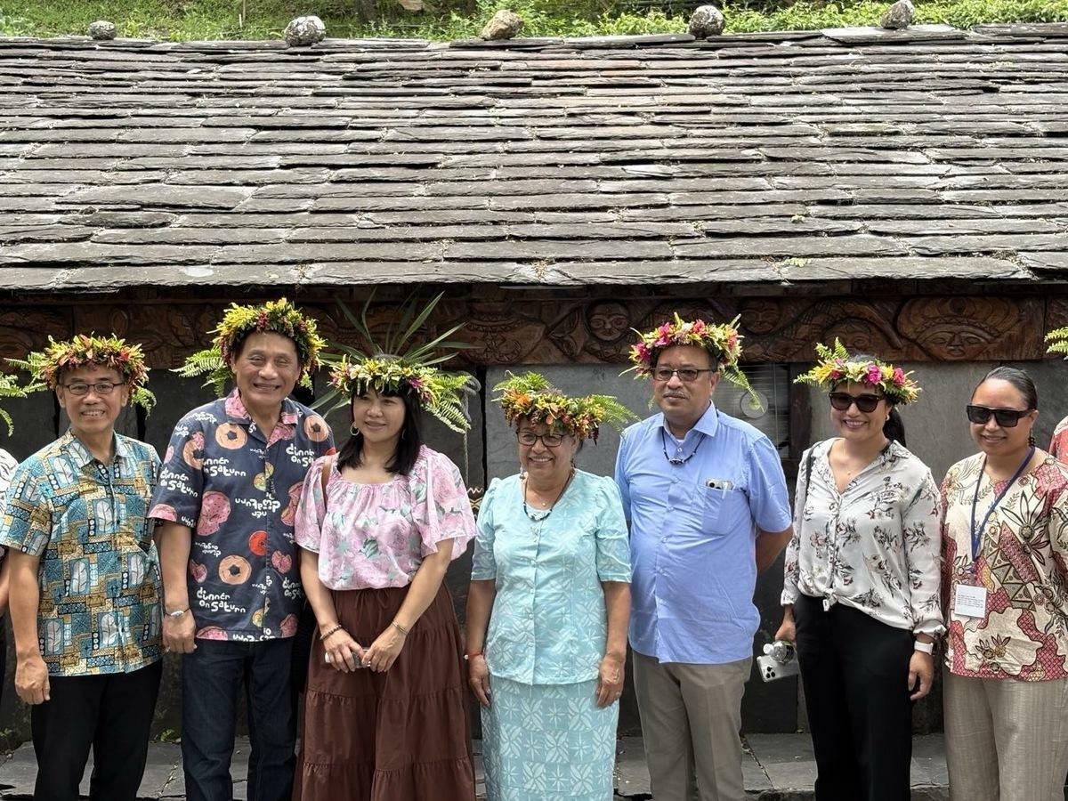  馬紹爾群島共和國總統海妮伉儷（右四、三）率團參訪台灣原住民族文化園區，與原住民族委員會主委曾智勇（左二）等合影。 圖：外交部提供 