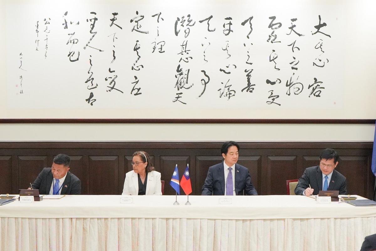  總統賴清德（右二）與馬紹爾群島共和國總統海妮（Hilda_C._Heine，左二）共同見證外交部長林佳龍（右一）與馬國外貿部長康仁德（Kalani_Kaneko，左一）簽署台馬「體育交流合作意向書」及「總統獎助學金基金備忘錄」。 圖：外交部提供 