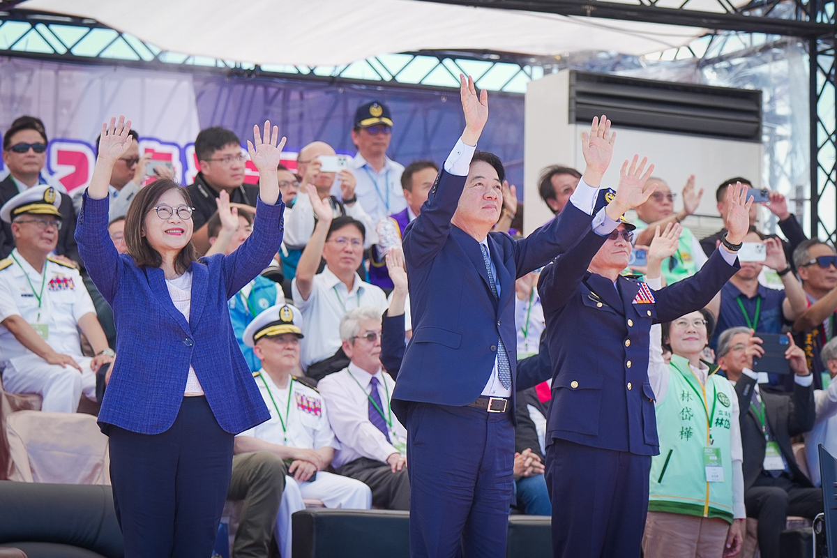 賴清德(前排中)、海委會主委管碧玲(前排中)向海空分列式機鑑揮手致意。   圖：海洋委員會/提供