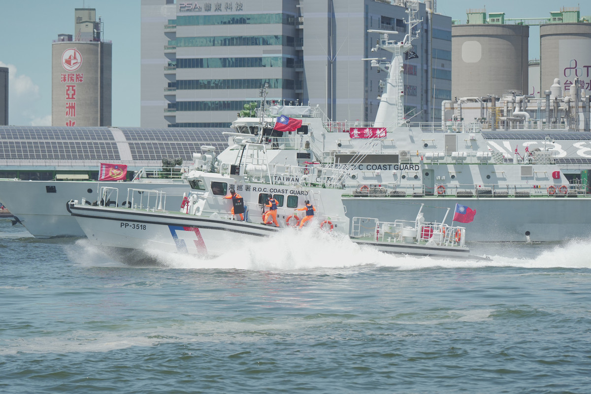 艦隊分署所屬海巡隊執行「攔截圍捕」等演練科目。   圖：海洋委員會/提供