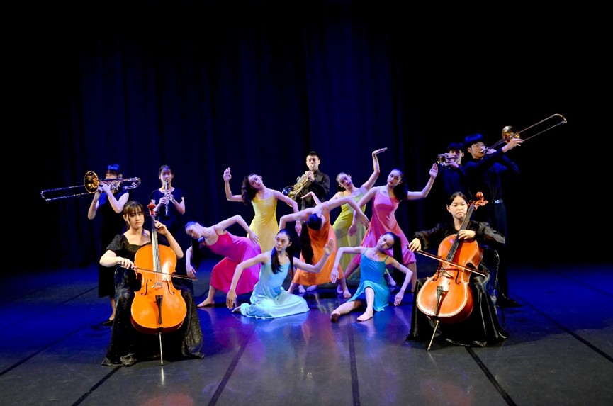 雄中、左中將舞蹈表演與現場音樂演奏深度結合。   圖：高雄市教育局/提供