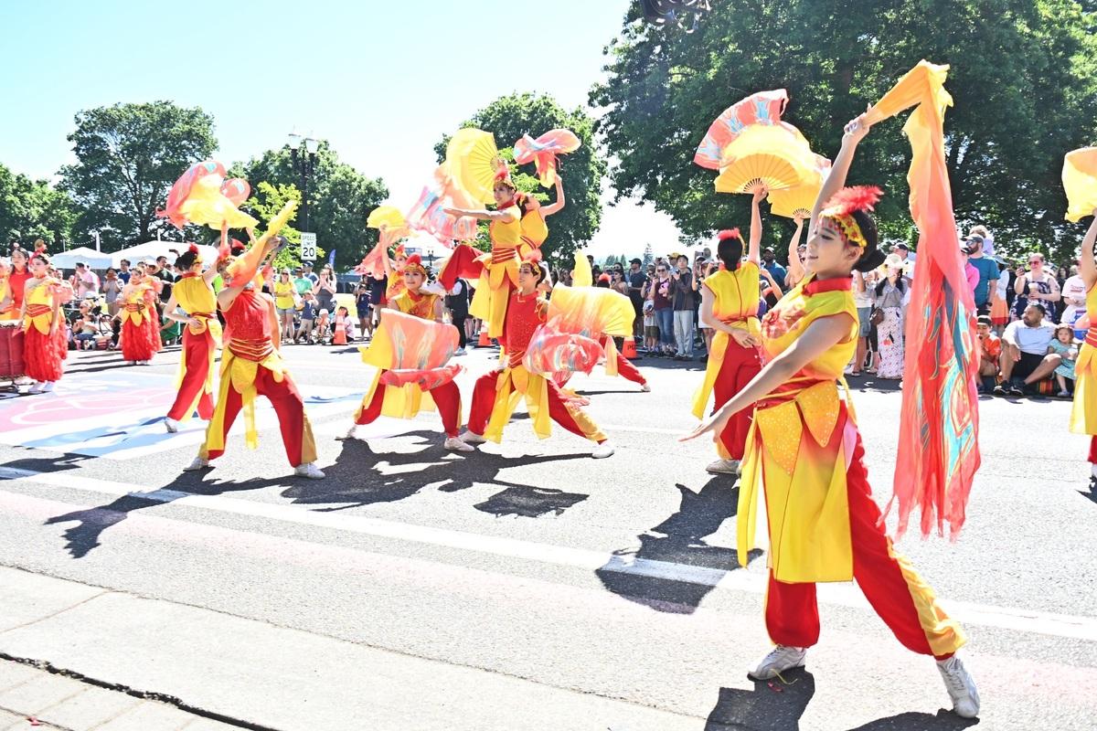 樹德家商第31度參與波特蘭玫瑰節演出，長飄扇搭配鑼鼓樂器演出贏得熱烈喝采。   圖：高雄市行國處/提供